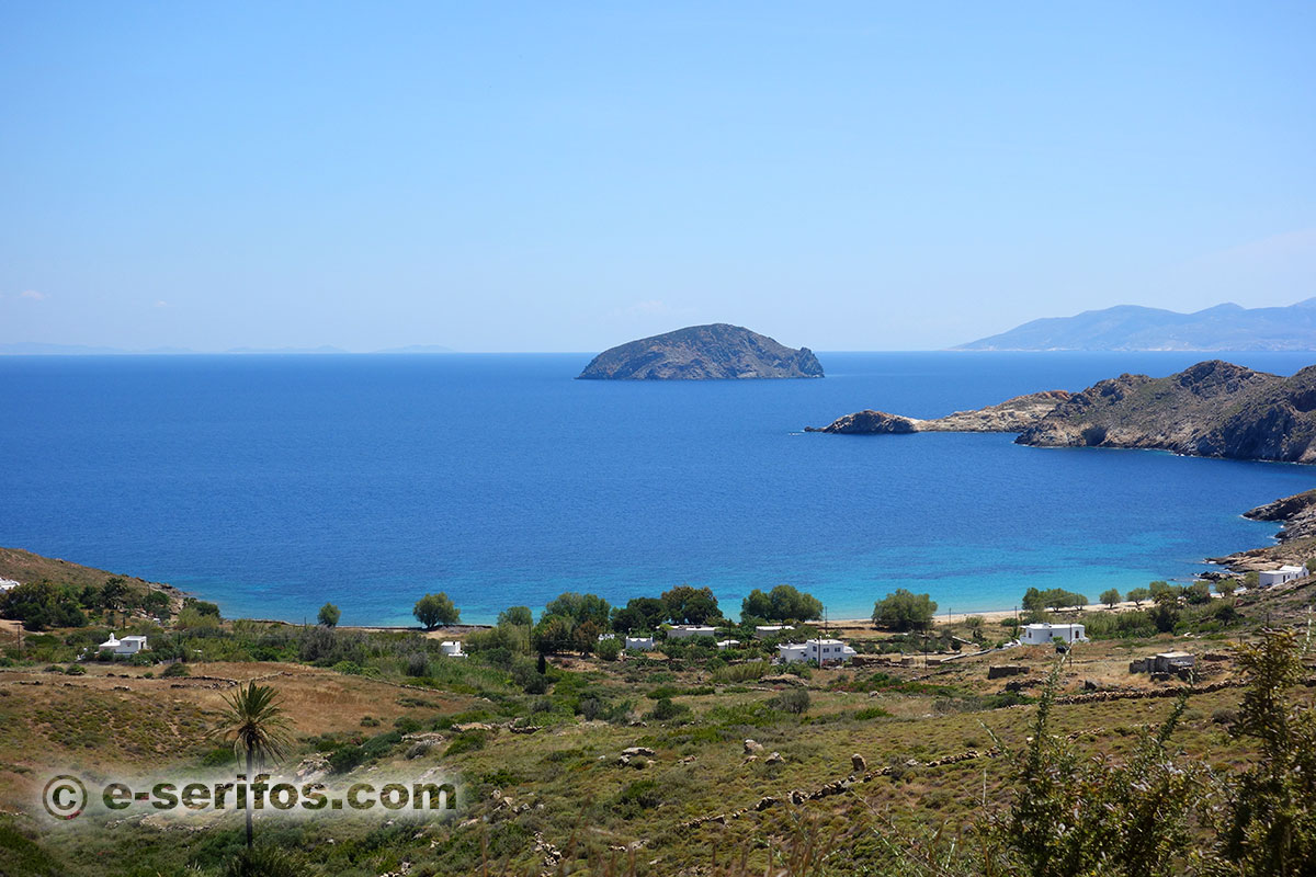 La plage d'Agios Ioannis et la petite île de Vous