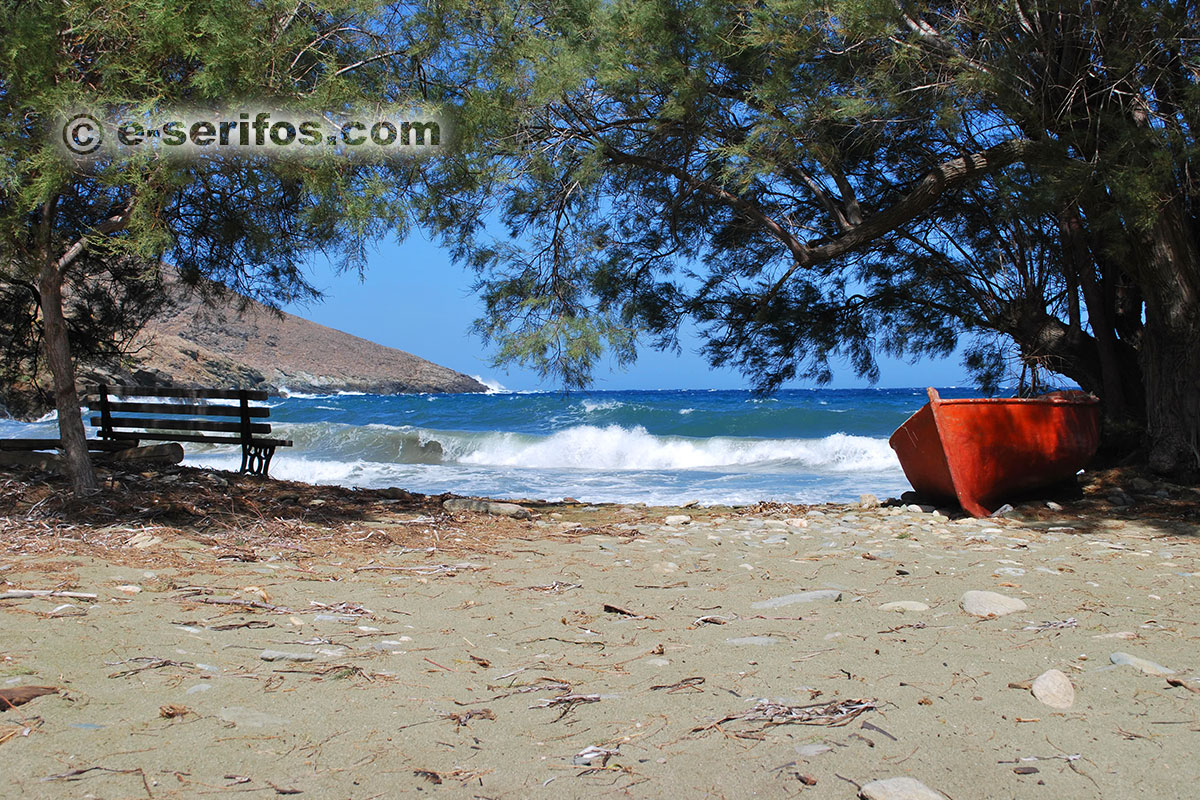 La Sykamia plage à Serifos avec vent fort