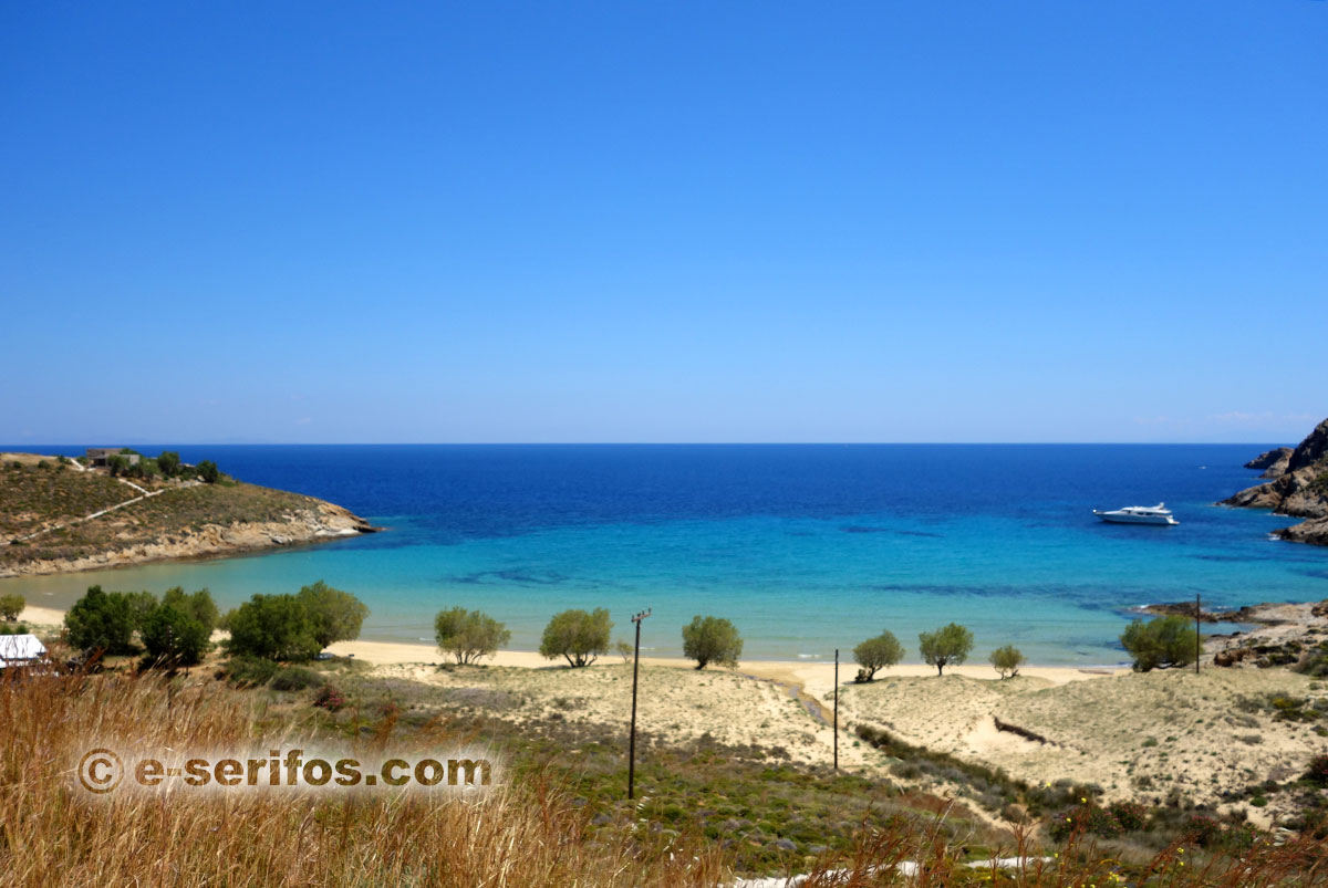 La plage de Psili Ammos vu de la route