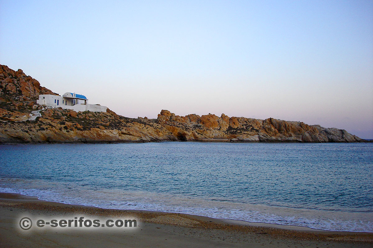 La plage et la chapelle d'Agios Sostis