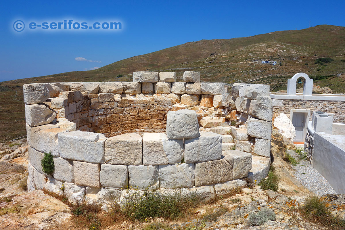 Aspros Pirgos et la chapelle d'Agios Charalabos