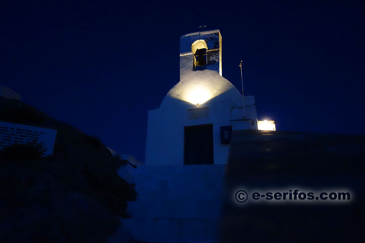 Photographie nocturne d'une chapelle à Kastro de Chora
