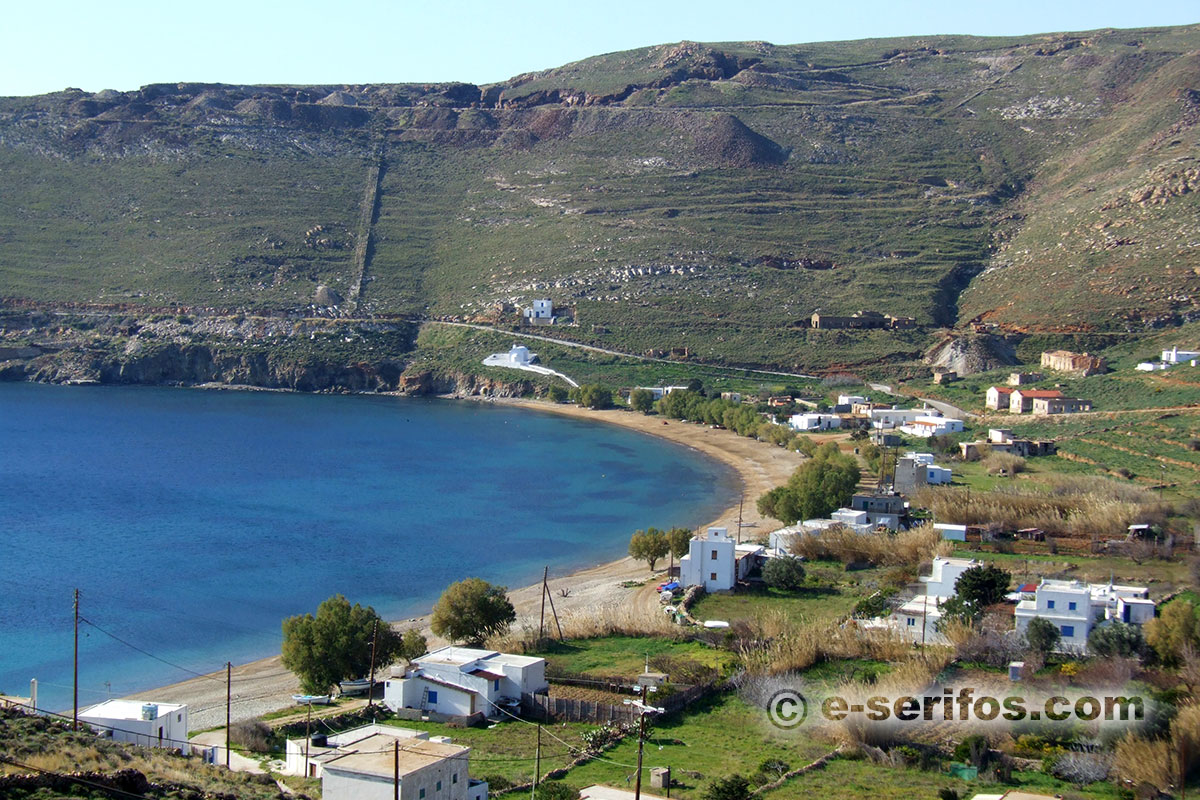 La plage et le village de Koutalas à Serifos