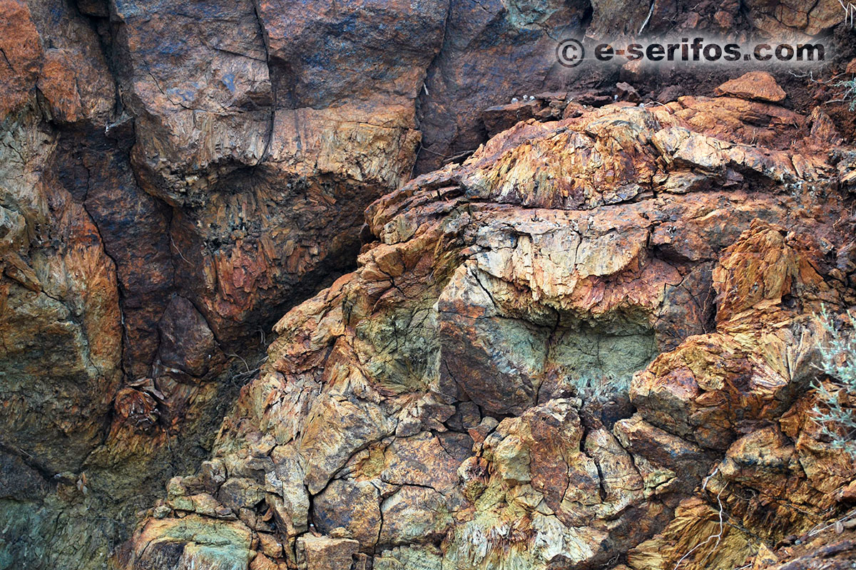 Rocks avec couleur de fer à Koutalas