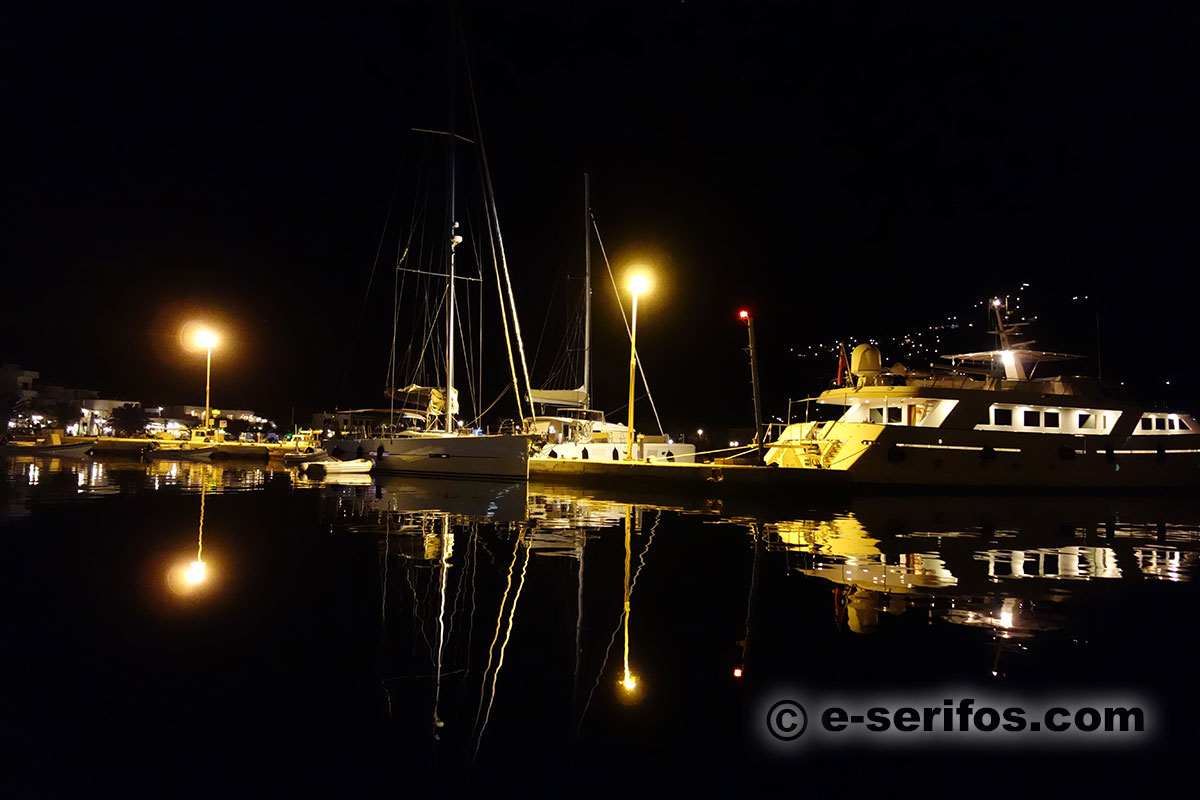 Voiliers et yachts de luxe dans le port de plaisance de Serifos