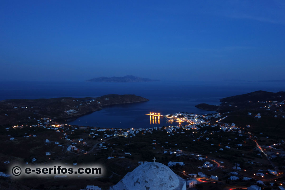 Plan panoramique de Livadi de Chora, la nuit