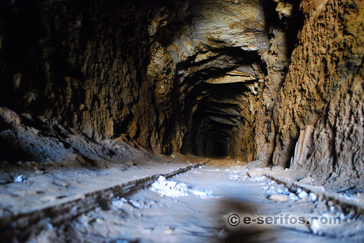 Galerie des mines à la région de Megalo Livadi à Serifos