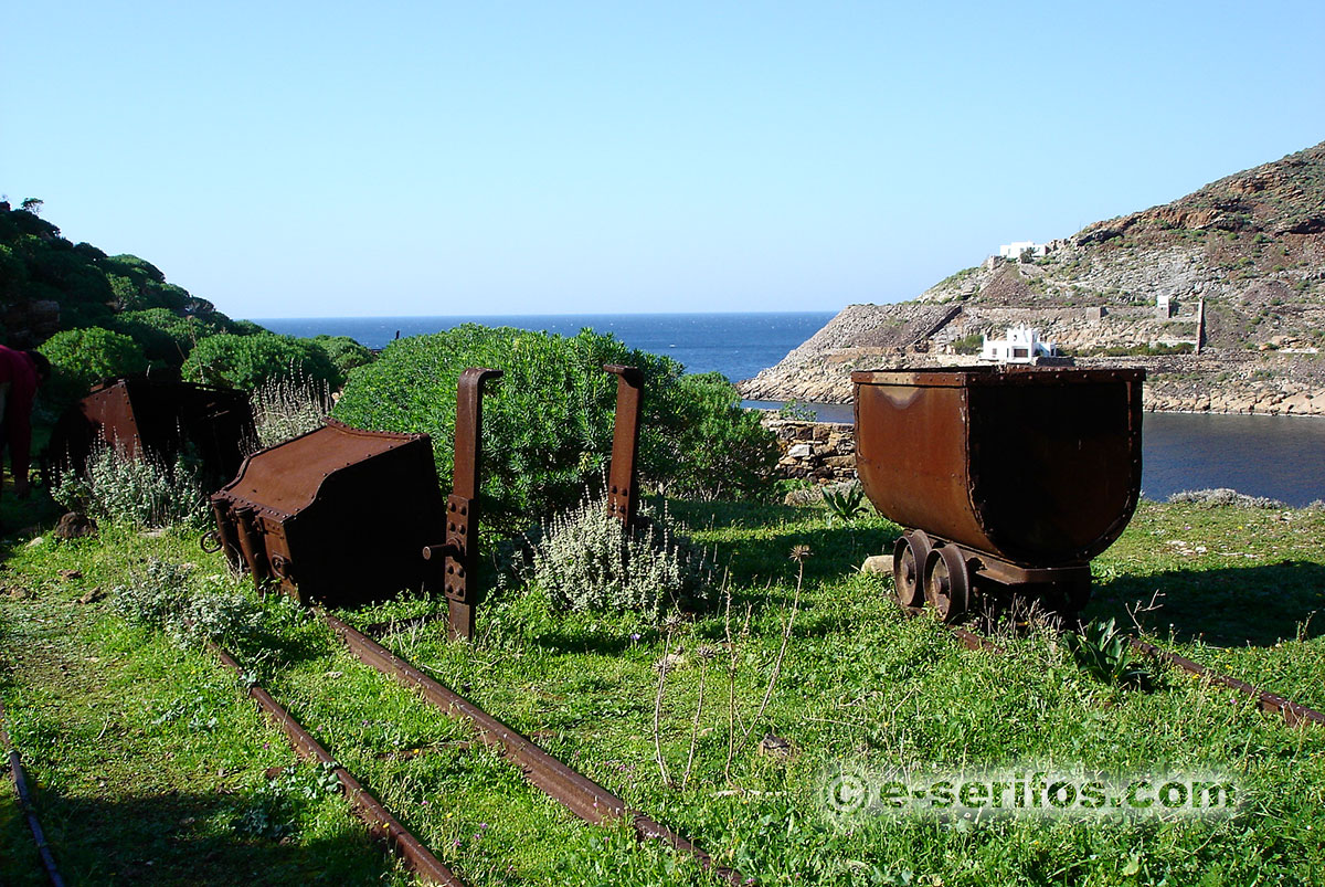 Des vagons abandonnés dans les mines de Megalo Livadi
