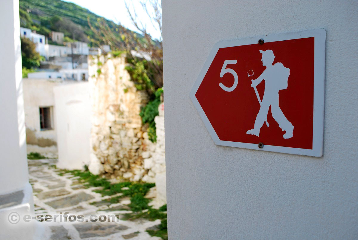 Signature d'un sentier dans un village de Serifos